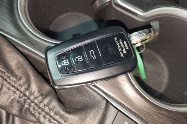 丰田 凯美瑞 2023款 2.5G 豪华版中控内饰7001