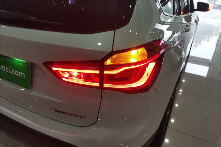 宝马X1 2019款 xDrive20Li 尊享型车身外观9