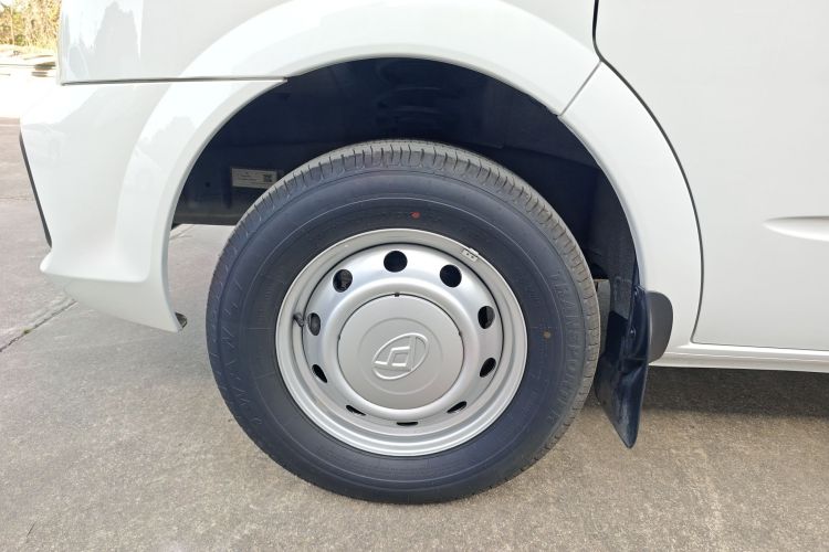 上汽大通MAXUS 新途V80 2024款 傲运通超值版 6MT 短轴超低顶127Ps 5/6座车身外观6007