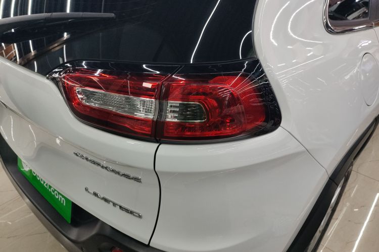 Jeep 自由光 2017款 2.0L 优越版车身外观9