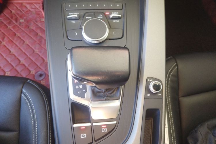 奥迪A4L 2018款 30周年年型 40 TFSI 进取型局部细节18