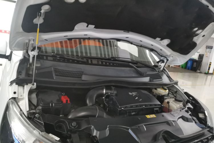 奔驰 威霆 2018款 2.0T 商务版 国VI机舱底盘24