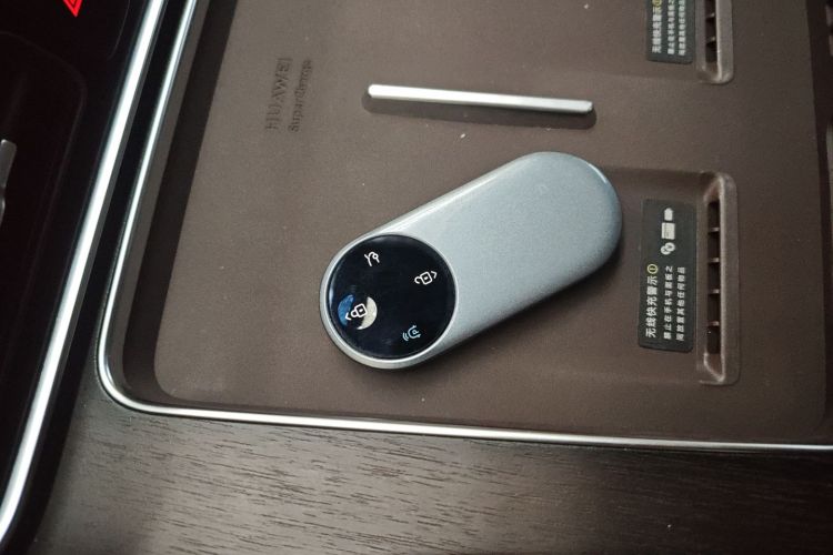 鸿蒙智行 问界M9 2024款 纯电 Ultra版 100kWh 5座版中控内饰7001