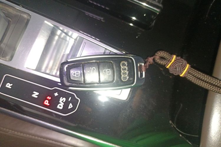 奥迪A8 2019款 A8L 50 TFSI quattro 舒适型中控内饰7001