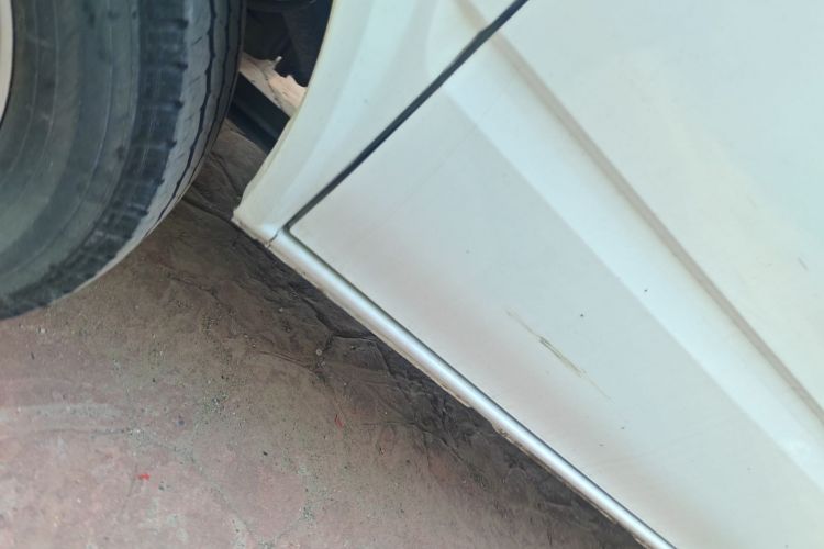 福特 新世代全顺 2016款 2.2T短轴6座中顶多功能车局部细节9008