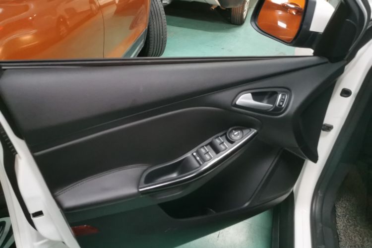 福特 福克斯 2015款 三厢 EcoBoost 125 自动超能风尚型中控内饰7007