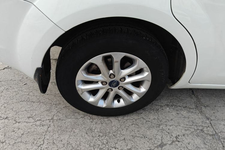 福特 福克斯 2013款 两厢经典 1.8L 手动基本型车身外观6008