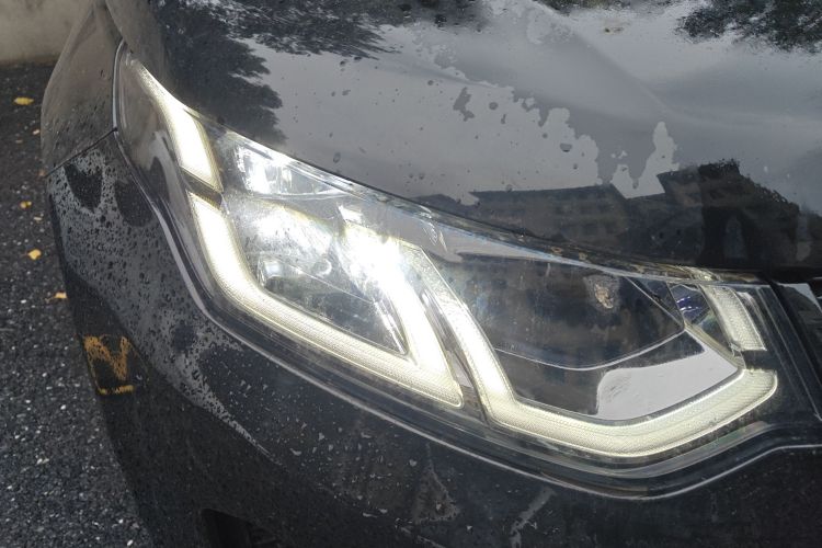 路虎 发现运动版 2020款 249PS R-Dynamic 性能科技版 7座车身外观8