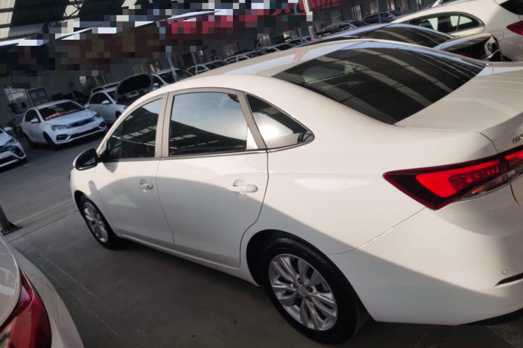 别克 英朗 2021款 改款 典范 1.5L 自动精英型车身外观4