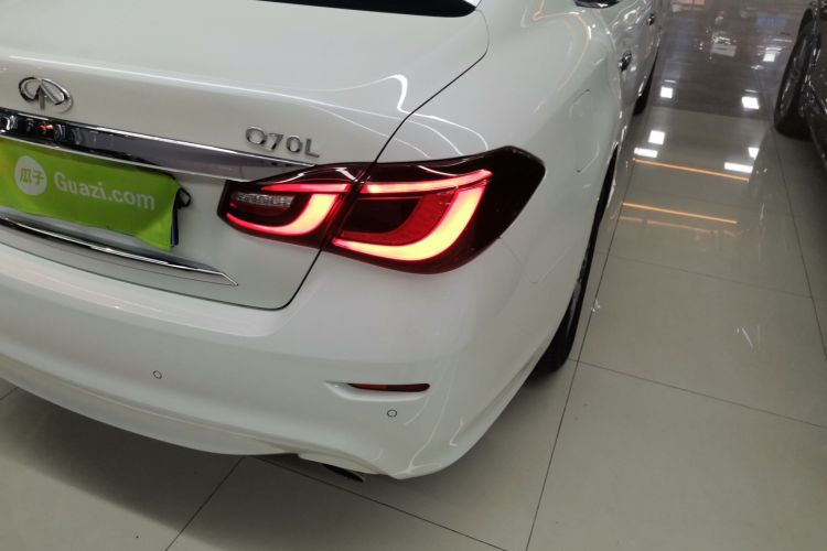 英菲尼迪Q70 2019款 Q70L 2.0T 精英版车身外观9