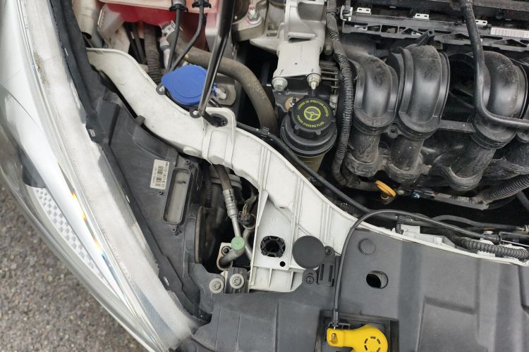 福特 福克斯 2017款 两厢 1.6L 手动舒适型智行版局部细节9006