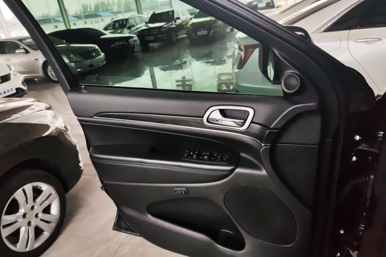 Jeep 大切诺基(进口) 2020款 3.0L 精英导航版中控内饰47