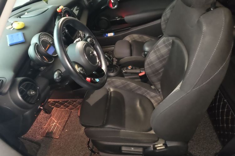 MINI 2018款 1.5T COOPER 经典派中控内饰19