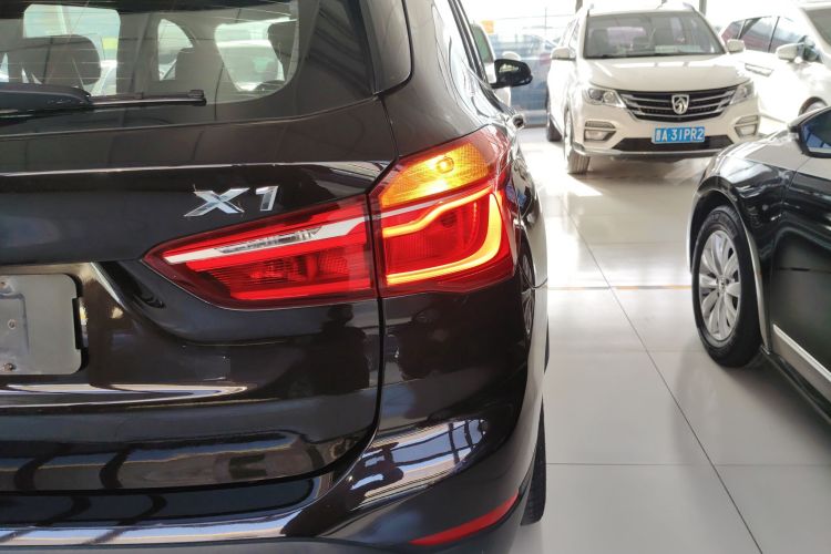 宝马X1 2016款 xDrive20Li 豪华型车身外观9