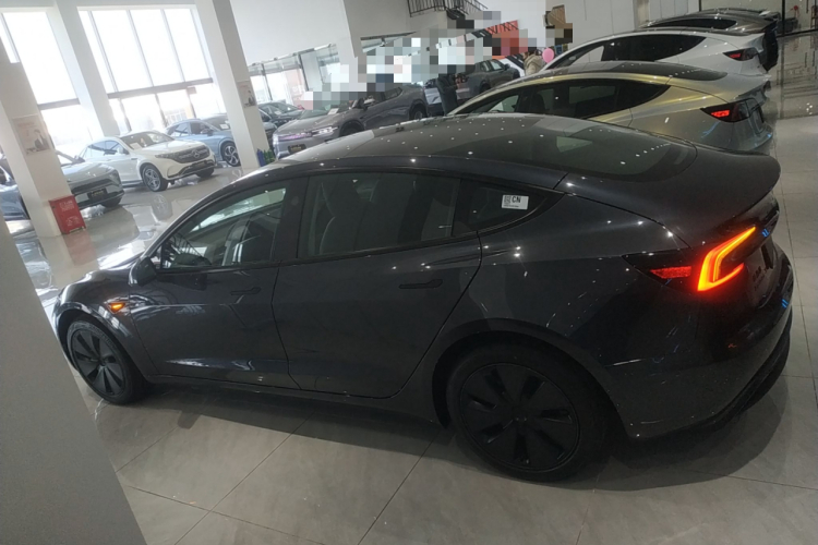 特斯拉 Model 3 2025款 改款 后轮驱动版车身外观4
