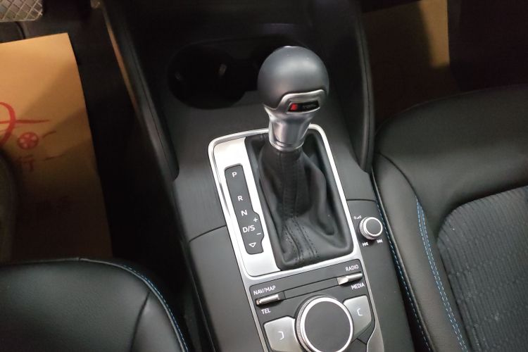 奥迪A3 2018款 30周年年型 Limousine 35 TFSI 时尚型中控内饰18