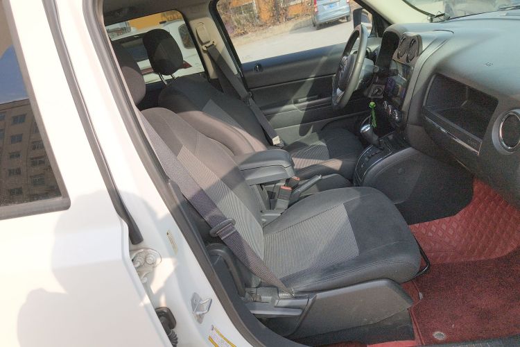 Jeep 自由客 2014款 2.0L 运动增强版局部细节41