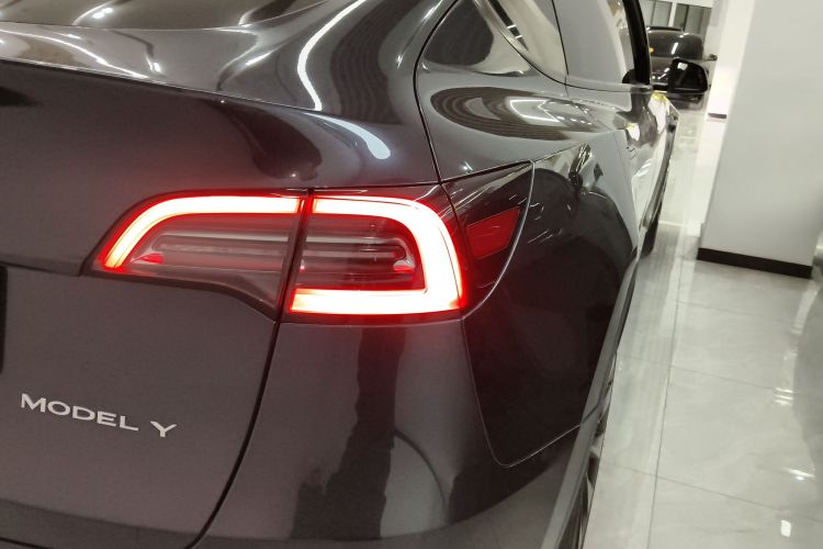 特斯拉 Model Y 2024款 长续航全轮驱动版车身外观9