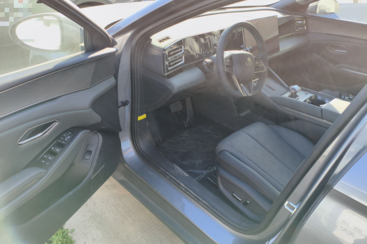 比亚迪 秦L 2024款 DM-i 120KM卓越型中控内饰7003