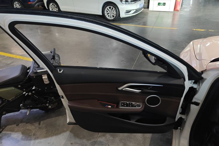 宝马1系 2019款 120i M运动套装中控内饰7005