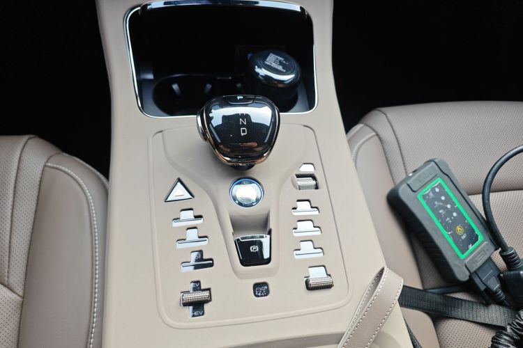 比亚迪 汉 2025款 DM-i 125KM精英型中控内饰18