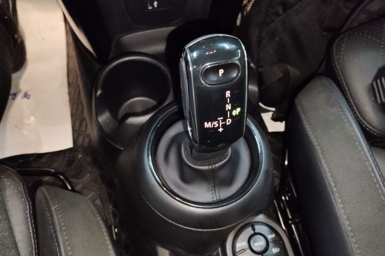 MINI 2022款 1.5T COOPER 艺术家 五门版中控内饰18