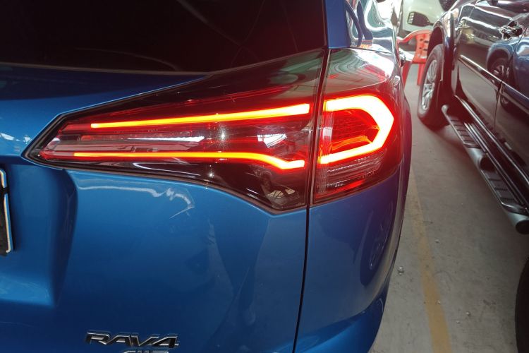 丰田 RAV4荣放 2016款 2.5L 自动四驱精英版车身外观9