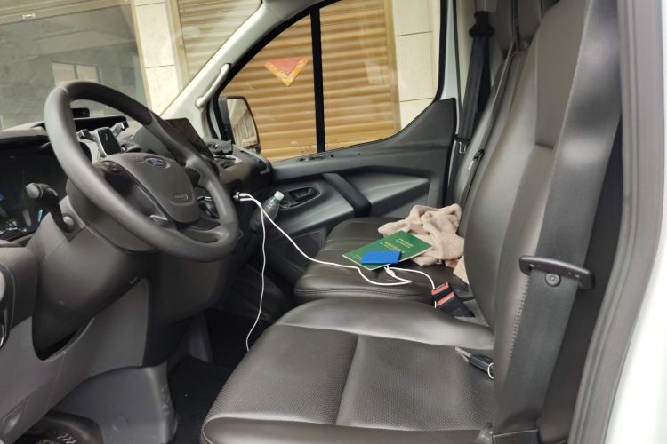 福特 全顺 2019款 2.0T汽油自动多功能商用车短轴低顶6座国VI中控内饰19