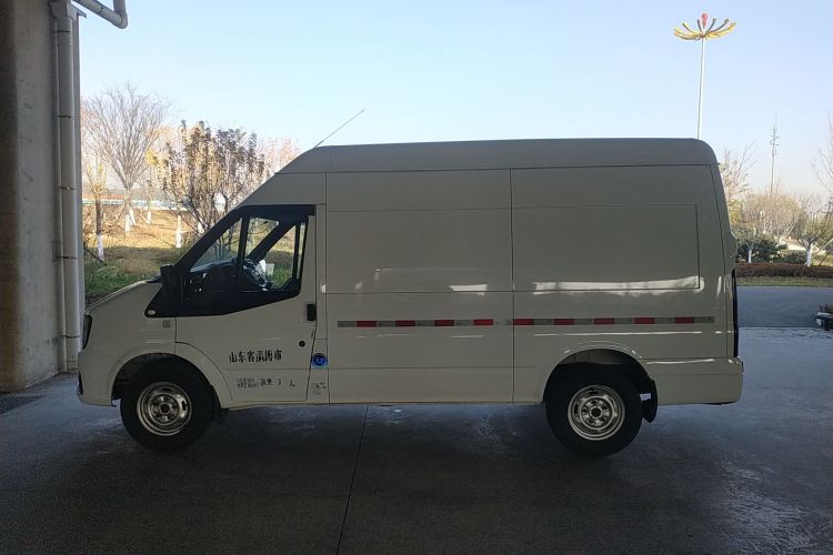 江铃福顺 2023款 2.0T 自动中轴中高顶商运型厢式运输车2/3座车身外观6003