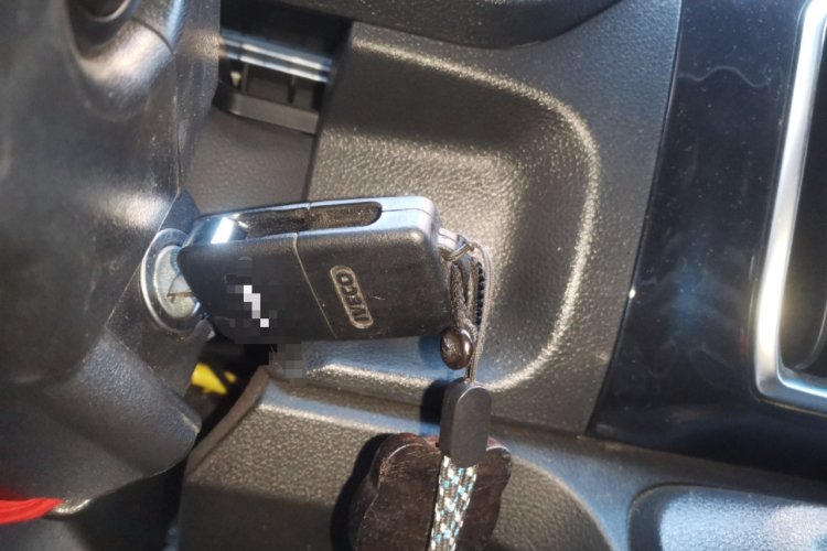 依维柯得意 2023款 2.5T A35M1多用途乘用车短轴中顶双胎侧拉门 自动挡中控内饰11