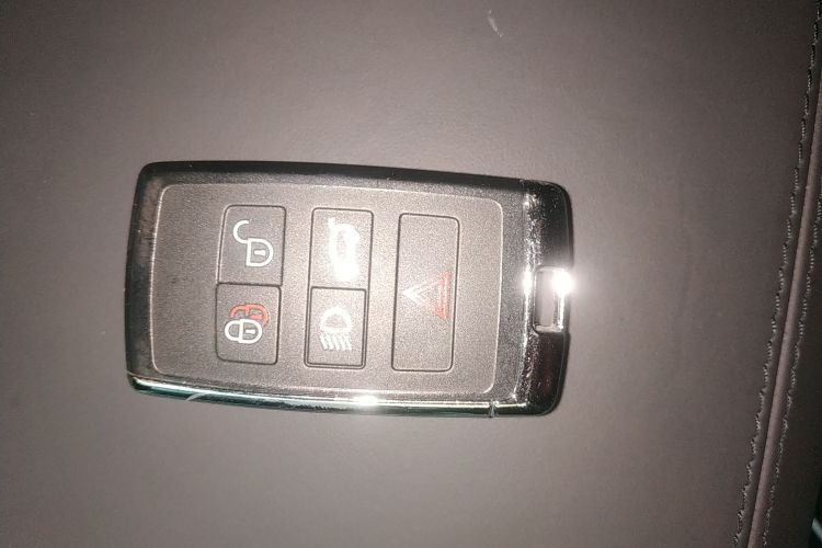 路虎卫士 2024款 110 3.0T P400 暗黑特别版中控内饰7001