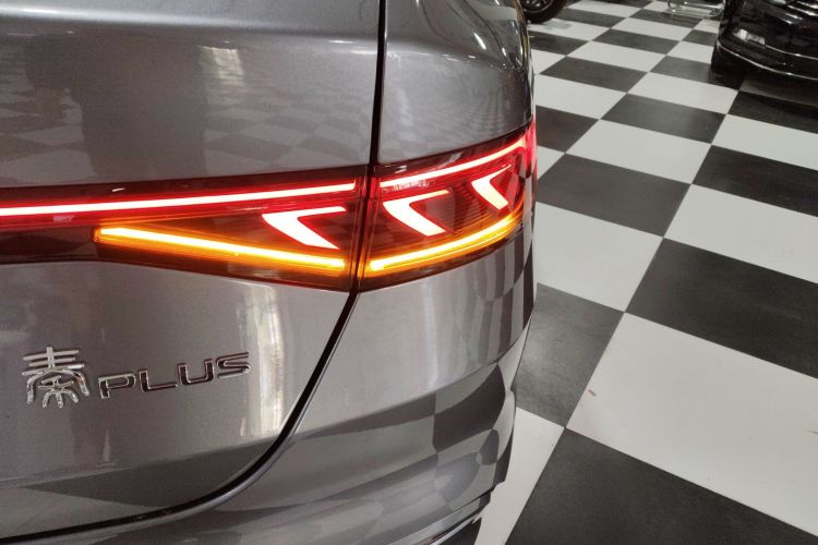 比亚迪 秦PLUS 2023款 冠军版 DM-i 55KM领先型车身外观9