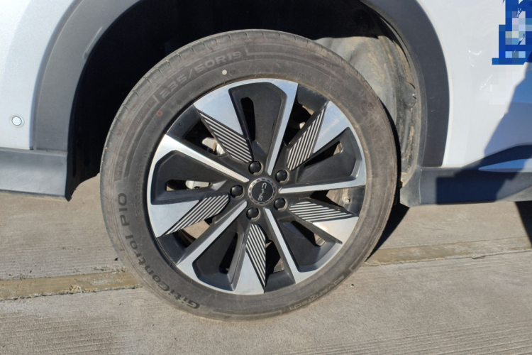 比亚迪 宋PLUS新能源 2025款 DM-i 智驾版 112KM 尊荣型车身外观6008