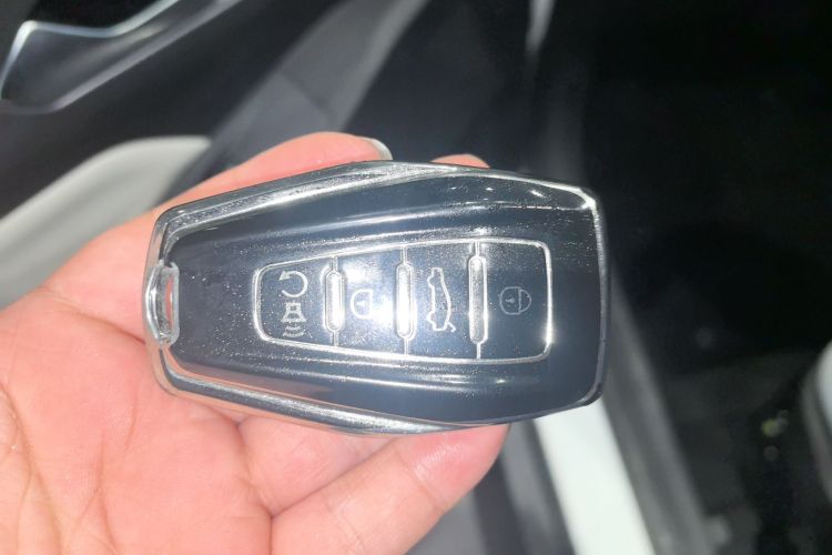 吉利几何E萤火虫 2024款 301km 流光中控内饰7001