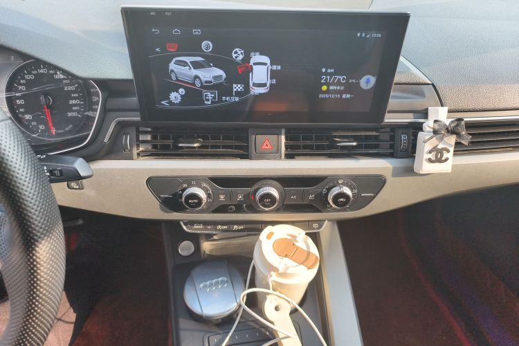 奥迪A4L 2018款 30周年年型 40 TFSI 进取型中控内饰16