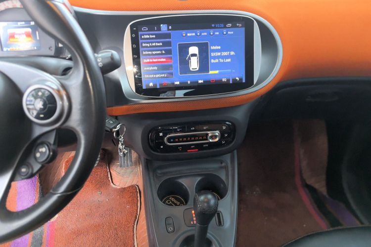 smart fortwo 2015款 1.0L 52千瓦硬顶激情版中控内饰16