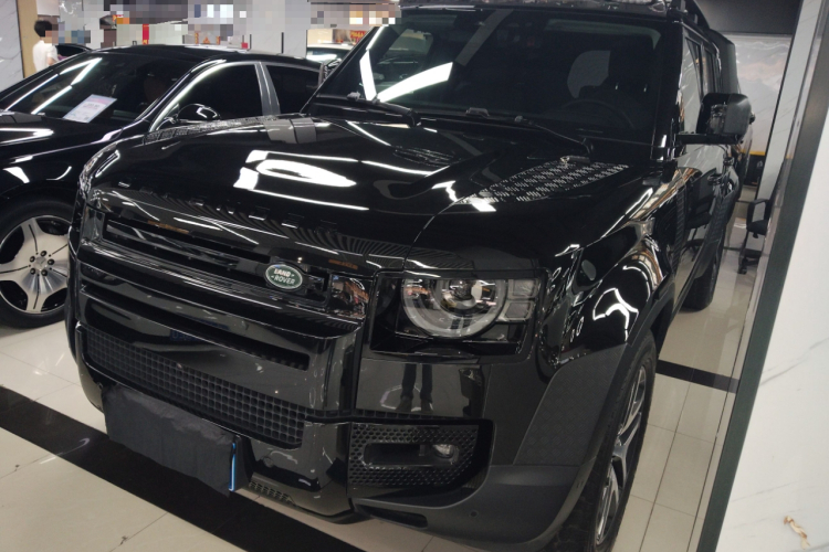 路虎卫士 2024款 110 3.0T P400 暗黑特别版车身外观1