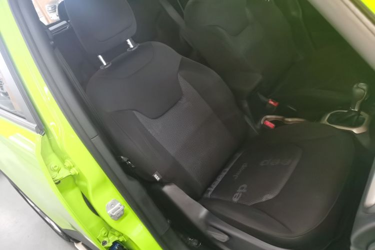 Jeep 自由侠 2017款  180T 自动劲能版局部细节41