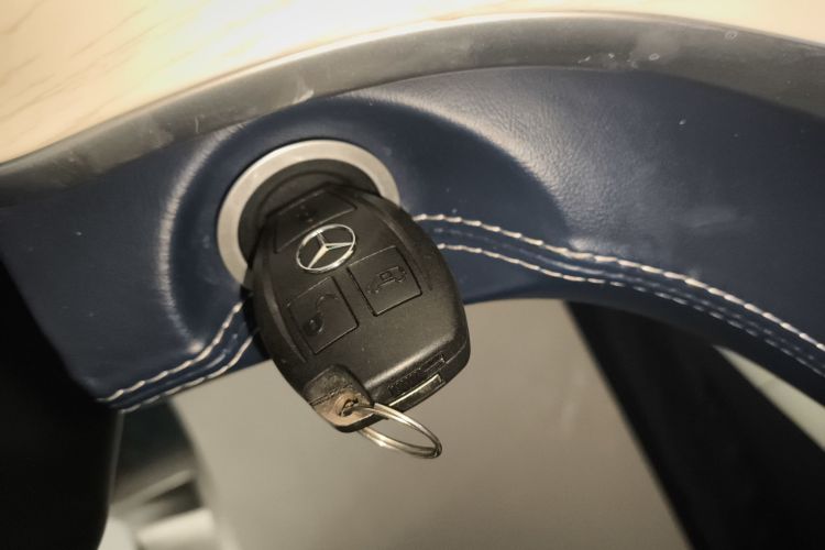 奔驰 威霆 2021款 2.0T 精英版 7座中控内饰7001