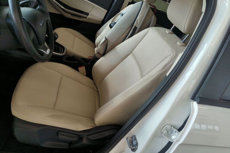 福特 福睿斯 2017款 改款 1.5L 手动舒适型中控内饰19