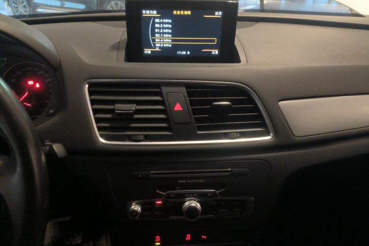 奥迪Q3 2018款 30周年年型 30 TFSI 时尚型中控内饰16
