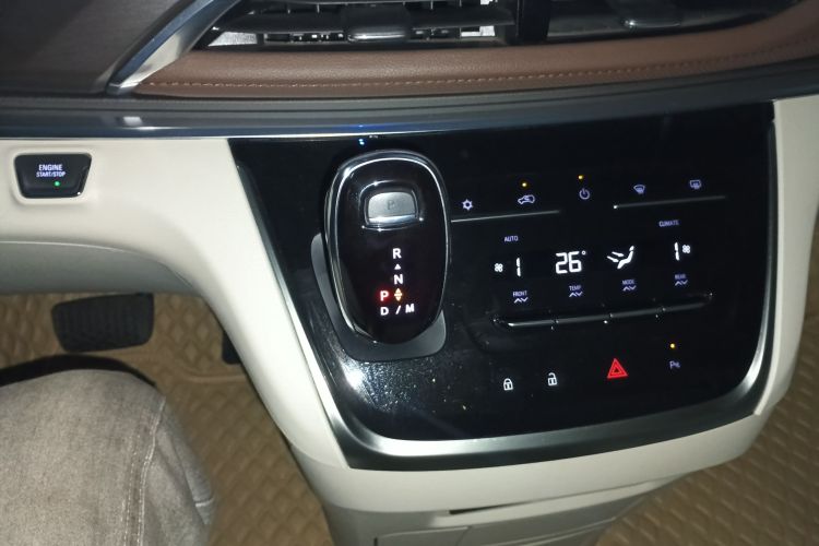 别克GL8 2021款 陆上公务舱 652T 豪华型中控内饰18