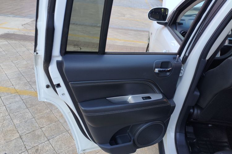 Jeep 指南者(进口) 2014款 改款 2.4L 四驱舒适版中控内饰7008