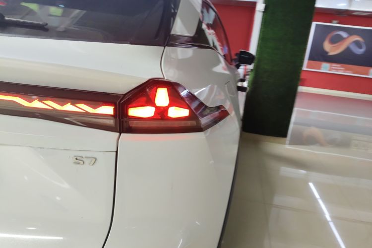 深蓝汽车 深蓝S07 2023款 200Max增程版车身外观9