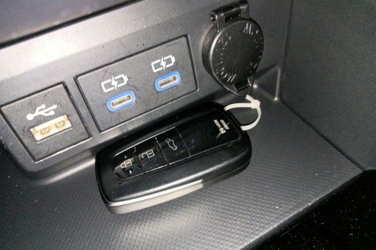 丰田 汉兰达 2022款 双擎 2.5L 四驱尊贵版 7座中控内饰11