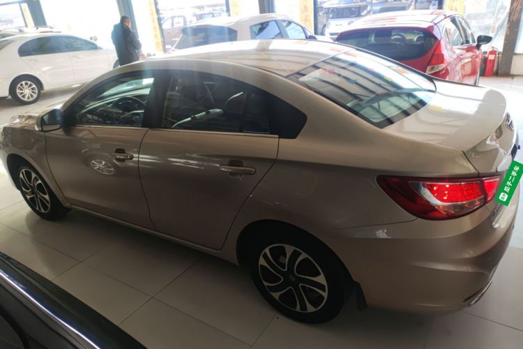 海马 福美来 2015款 1.6L 手动品尚型车身外观4