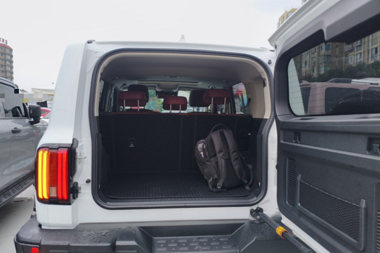 坦克300 2024款 2.0T 征服者机舱底盘23