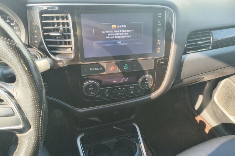三菱 欧蓝德 2019款 2.0L 两驱畅享版 5座 国V中控内饰16