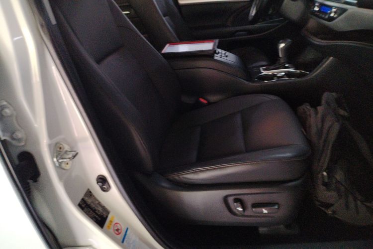 丰田 汉兰达 2018款 2.0T 四驱尊贵版 7座 国VI局部细节41