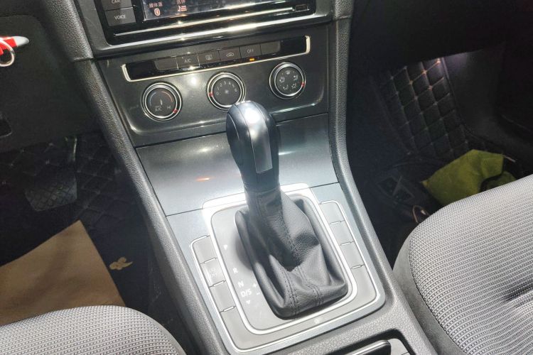 大众 高尔夫 2019款 280TSI DSG舒适型 国VI中控内饰18